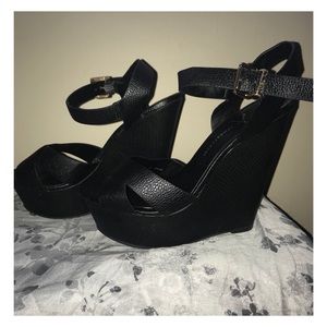 FAUX LEATHER PLATFORM SANDALS WORN ONCE